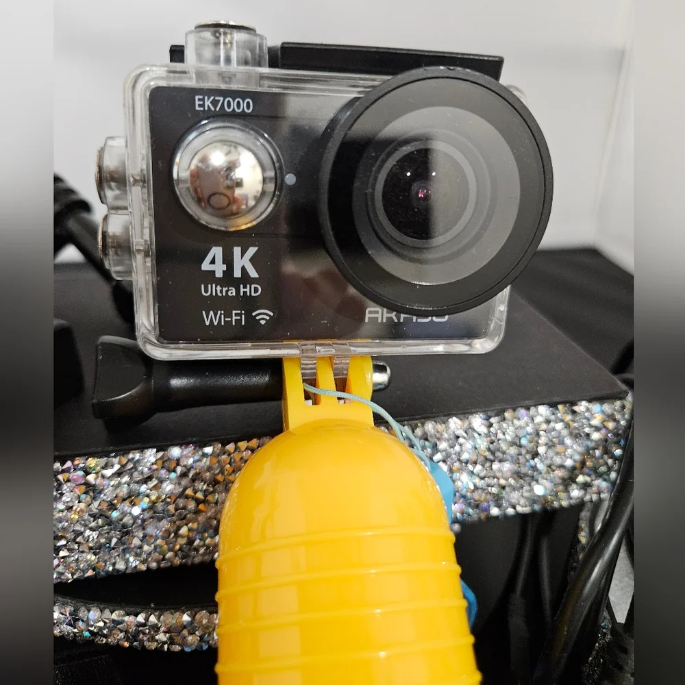 AKASO EK7000 Camera Underwater Video selfie EUC waterproof new $70 SD card